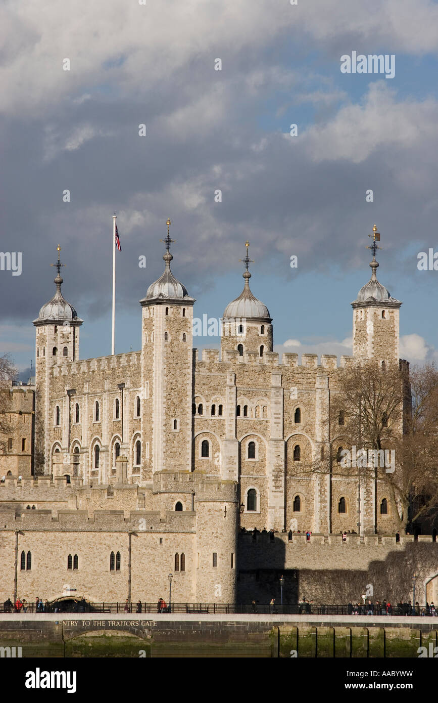 La Tour de Londres par la Tamise Banque D'Images