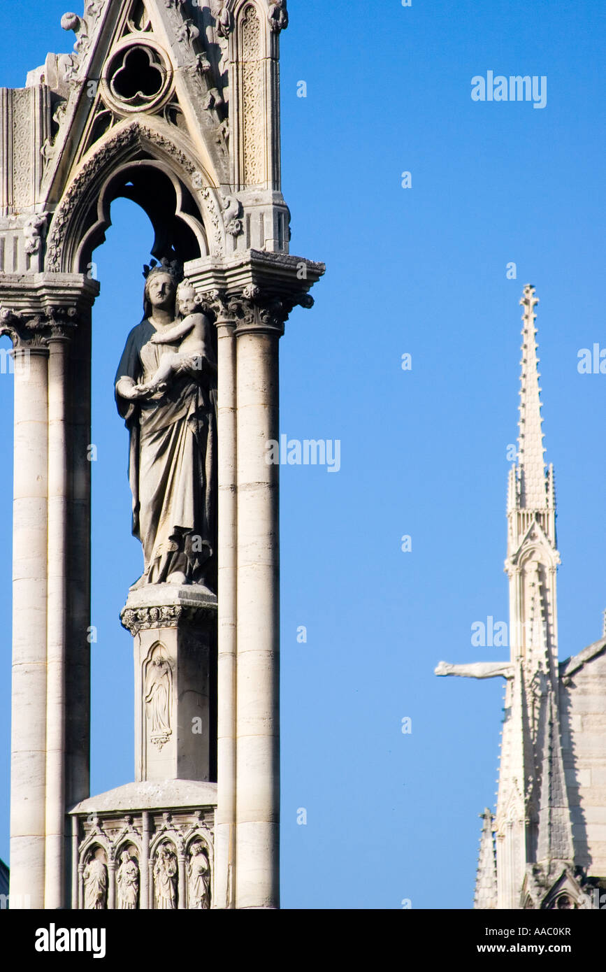 Marie et Jésus sculpture de Notre Dame Paris France Banque D'Images