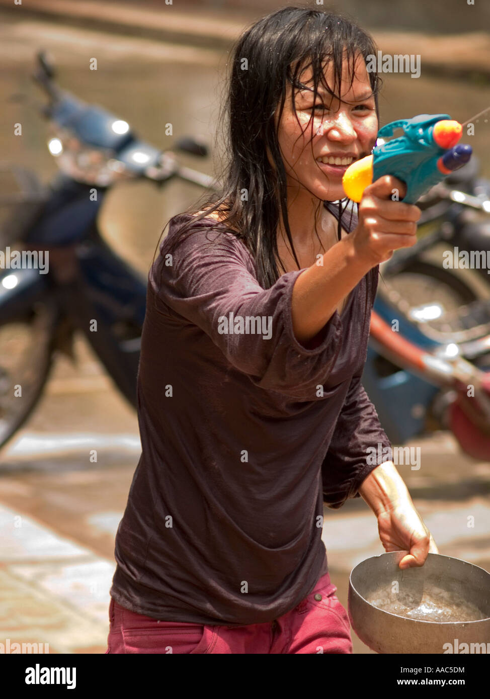 Femme thaïlandaise avec canon à eau Songkran Nouvelle Année Banque D'Images