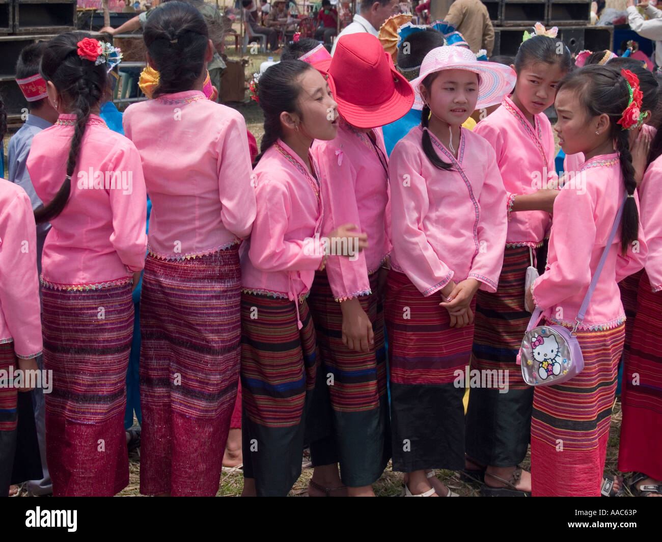 Une gamme de jupes Lao traditionnel porté par les filles de l'Bun Bang Fai Rocket Festival Muang Singh Laos Banque D'Images