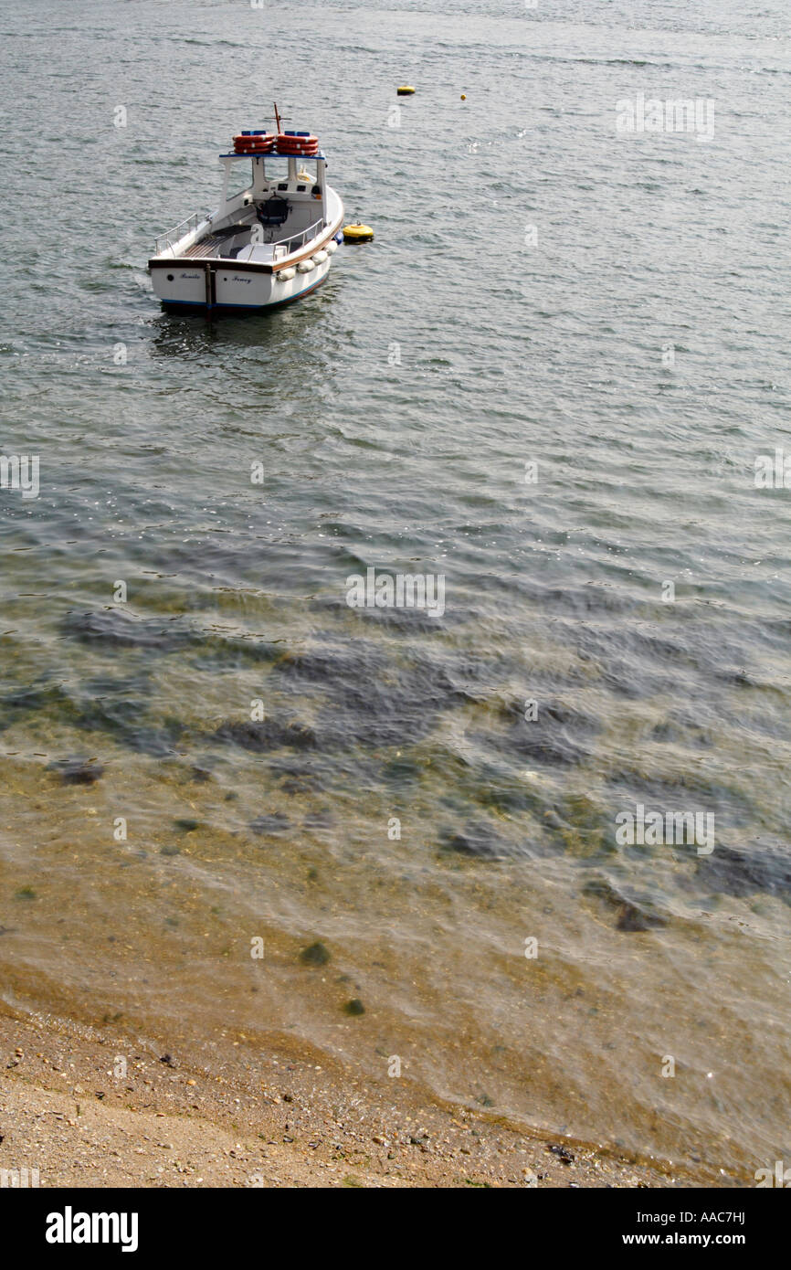 Bateau sur l'estuaire de la FAL, Fowey, Cornwall, UK. Banque D'Images