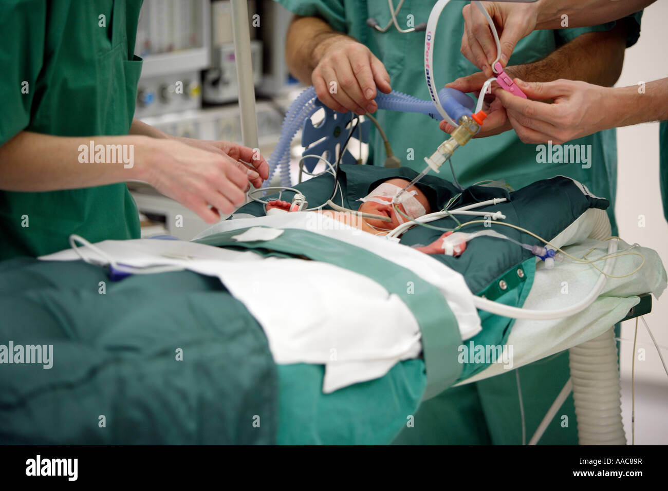 Altona centre hospitalier pour enfants Un bébé sur la table d'opération le patient est de 14 jours Banque D'Images