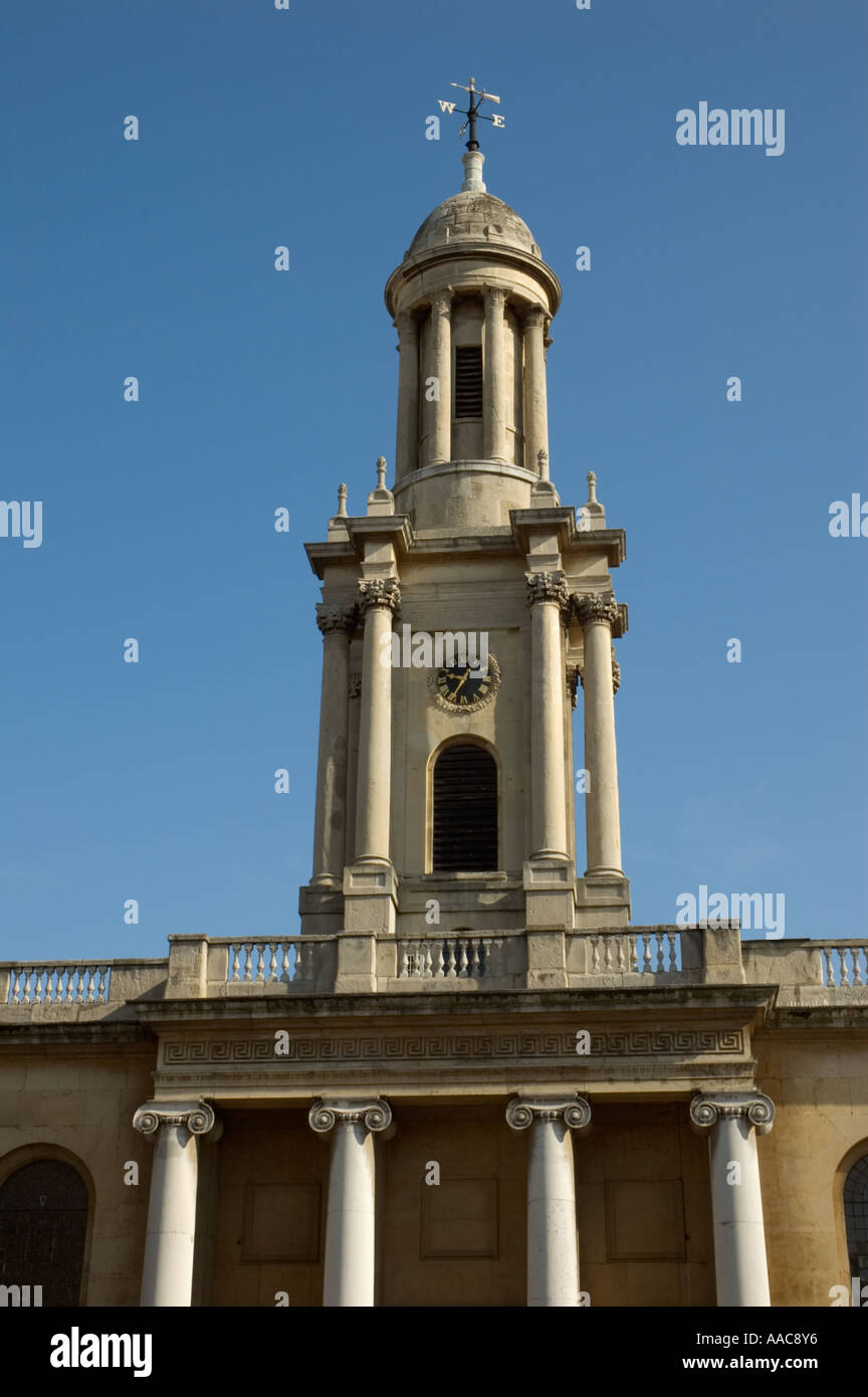 L'église Holy Trinity sur Marylebone Road en face de Great Portland Street Station London UK Banque D'Images