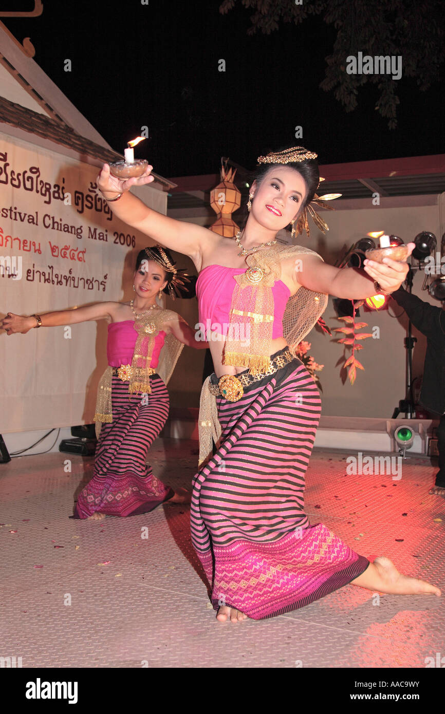 Des danseurs traditionnels thaïlandais Chiang Mai Thaïlande Banque D'Images