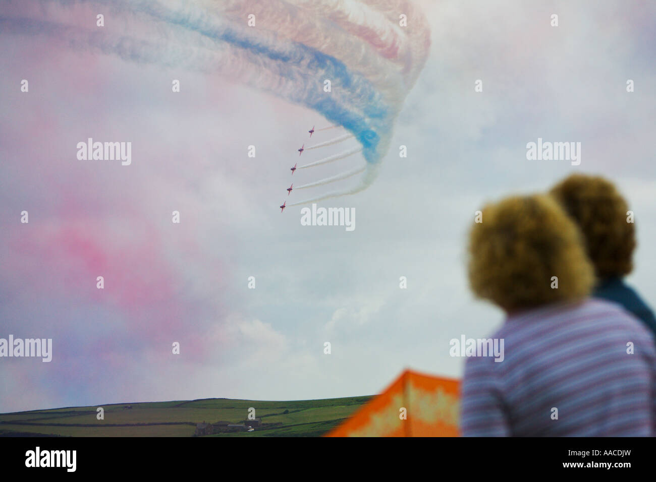 Deux flèches rouges ladies watch flying display team voyage sur une colline au point Baggy Croyde Bay North Devon, Angleterre Banque D'Images