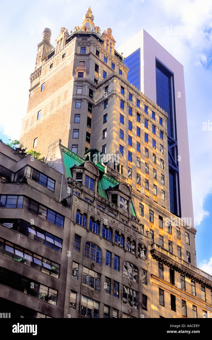 New York, le Crown Building sur 5th Avenue et le Solow Building 57th Street.Façades de gratte-ciel du centre-ville historique de manhattan.Fifth Avenue, États-Unis Banque D'Images