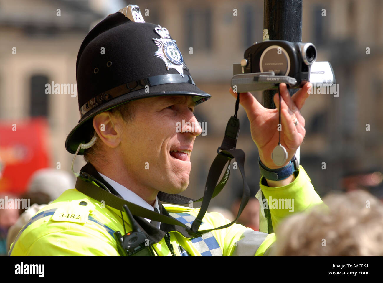 Filmer un policier de démonstration pour les droits des animaux à Oxford UK Banque D'Images