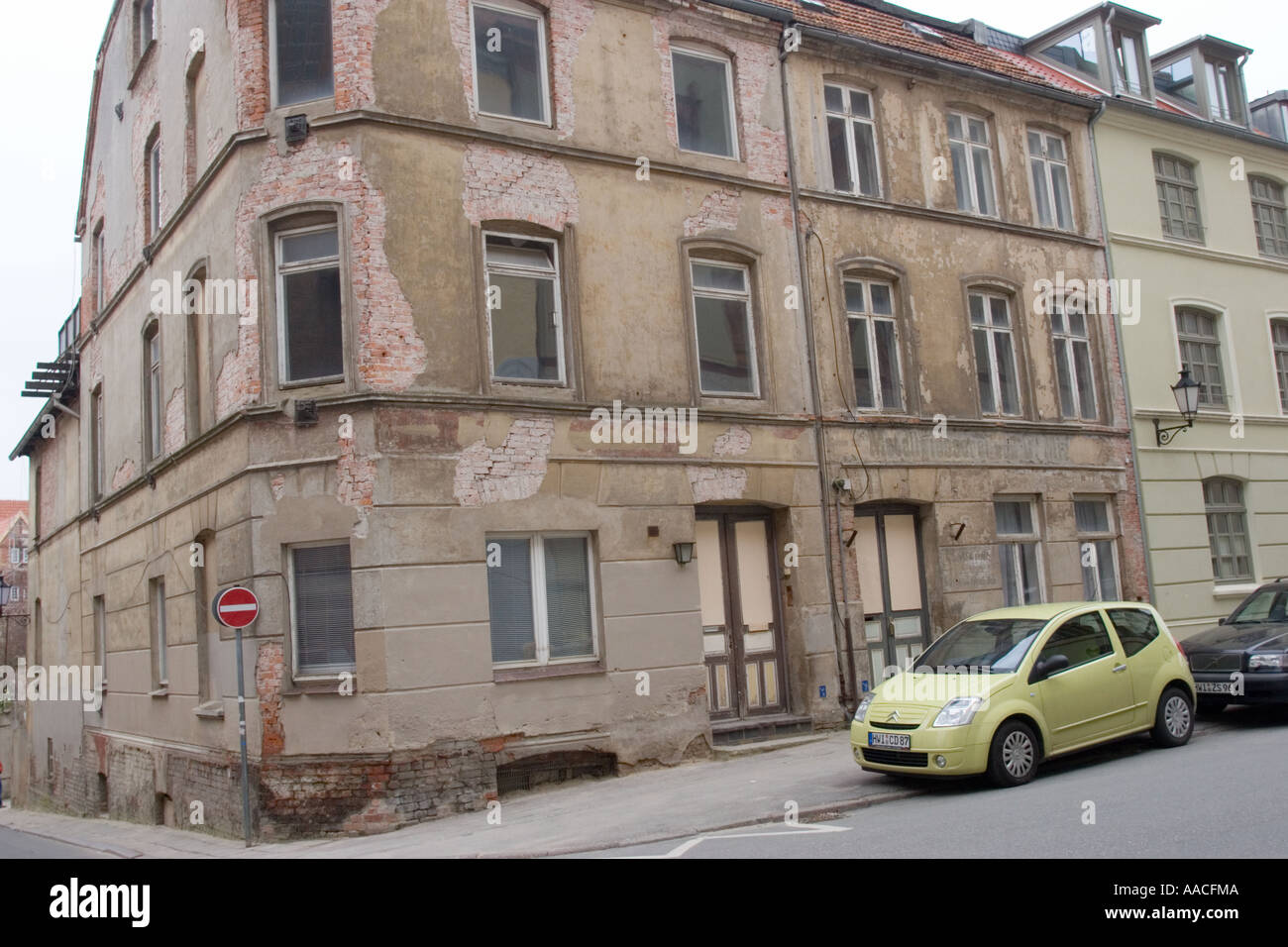 En attente de la restauration de l'Édifice Nord de l'Allemagne hanséatique Wismar Banque D'Images