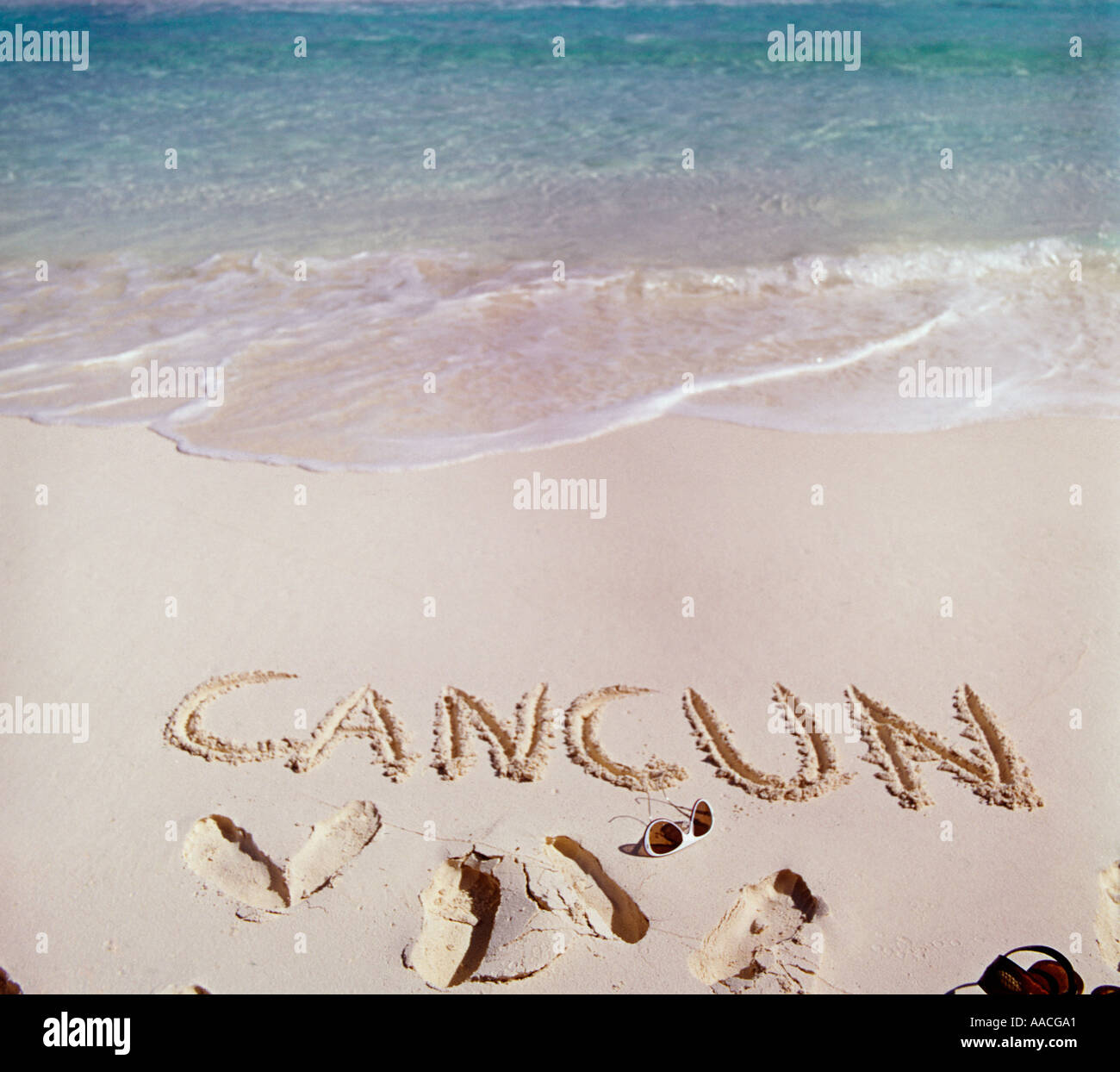 Le mot griffonné CANCUN au large plage de sable blanc sur la mer des Caraïbes, dans le Mexican resort Banque D'Images