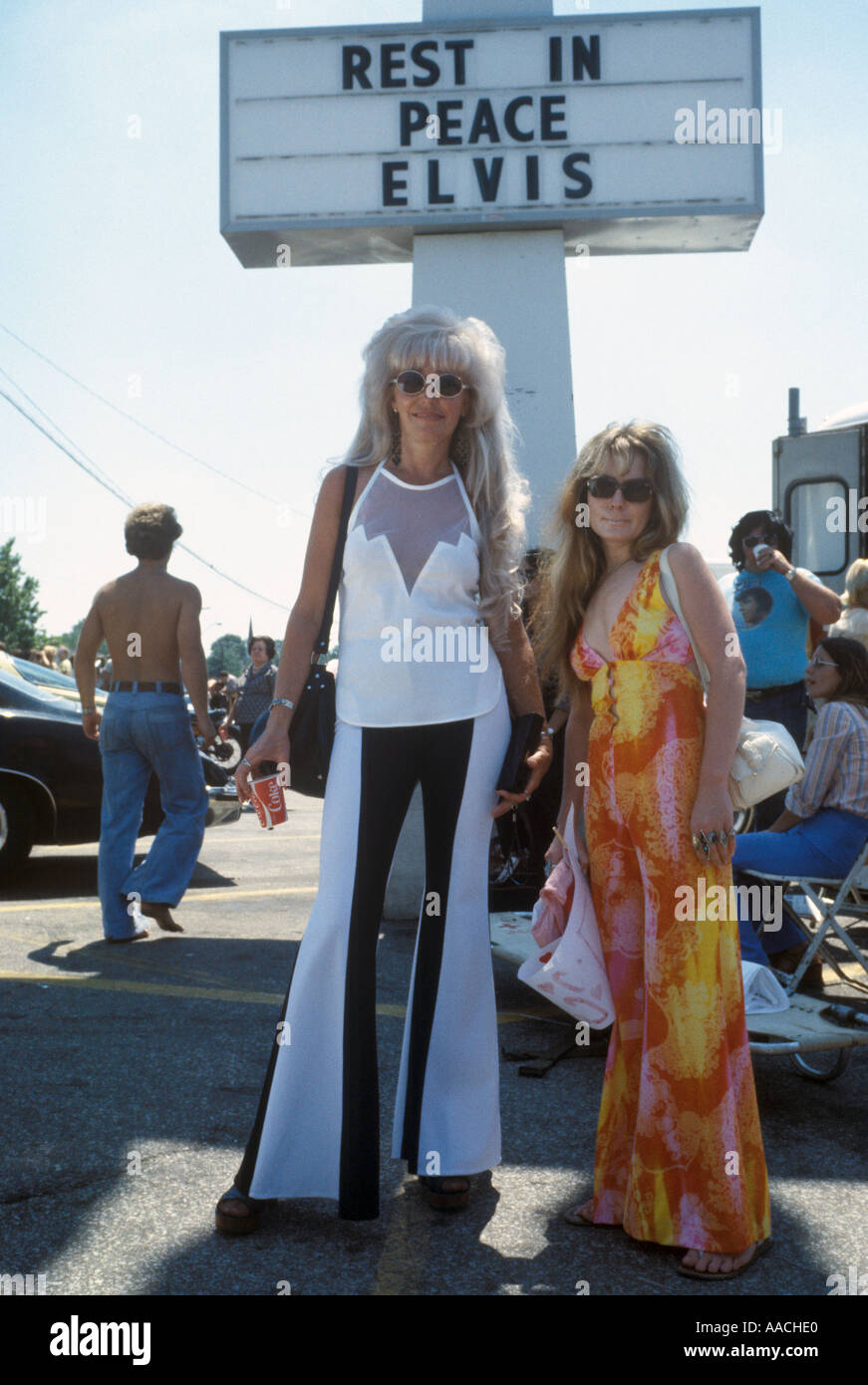 Fans d'Elvis Presley à ses funérailles Memphis Tennessee USA 18 Août 1977 Banque D'Images