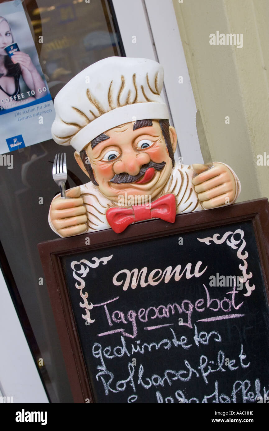 Chef cuisinier, dessin animé sur le menu de sélection de Wismar, Mecklenburg Vorpommern, Nord de l'Allemagne Banque D'Images