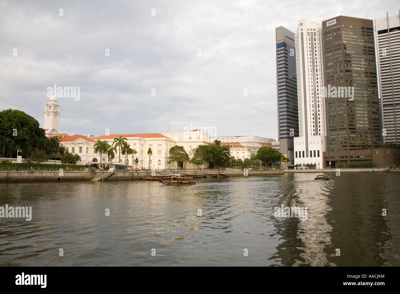 La ville de Singapour l'Asie peut à la recherche de l'autre côté de la rivière Singapour de Boat Quay vers Raffles Place des gratte-ciel Banque D'Images