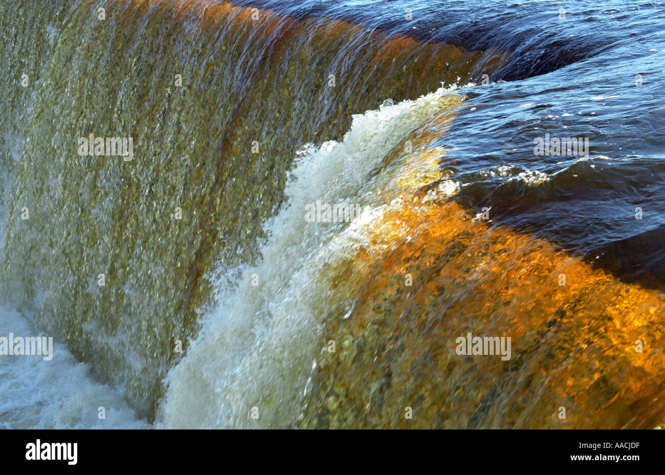 Chute d'eau coulant sur Jagala en Estonie Banque D'Images