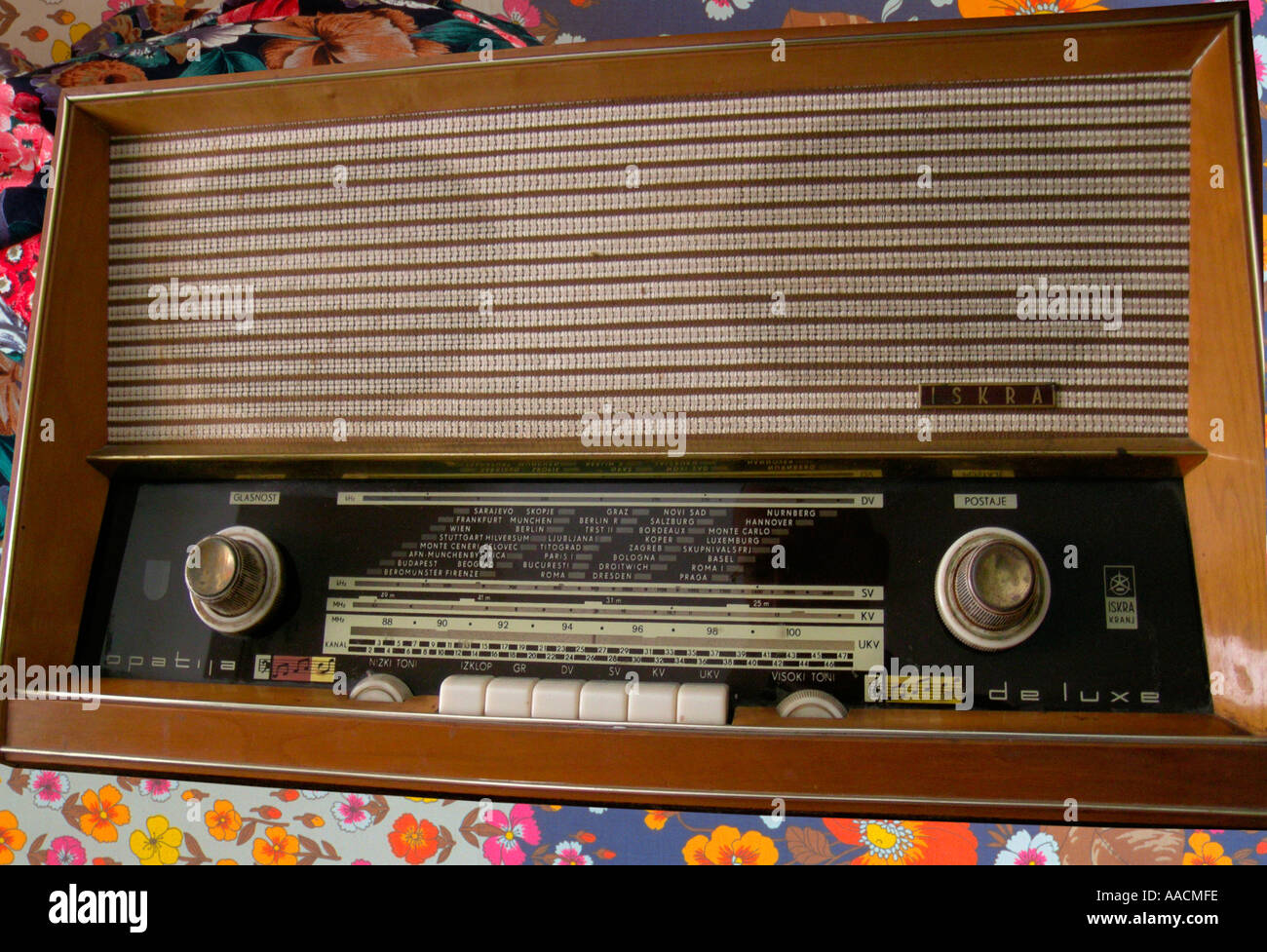 Vieille radio radio avec la technologie de la vanne depuis les années 50 de  l'Iskra type Photo Stock - Alamy