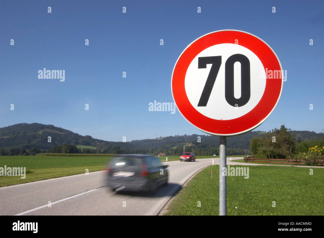 Panneau de limitation de vitesse 70 km h Banque de photographies et d’images à haute résolution