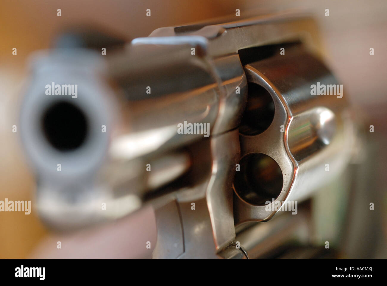 Close-up d'un Smith & Wesson Modèle 60 .357 magnum /.38 Special snub-nosed revolver fait directement à l'appareil photo Banque D'Images