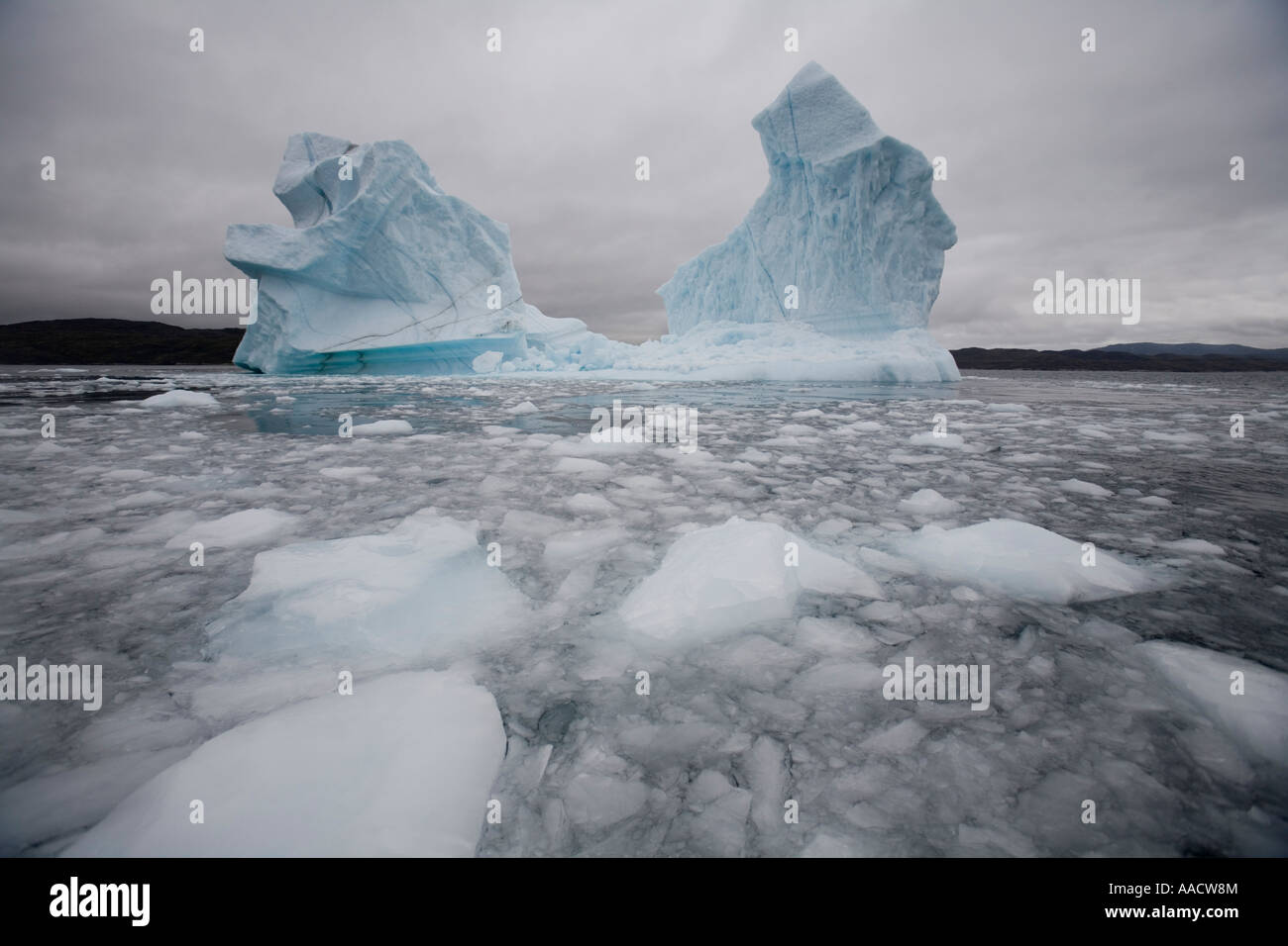 Groenland Qaqortoq Julianehåb glace brisée flotte près du fjord iceberg flottant dans le ciel matin d'été Banque D'Images