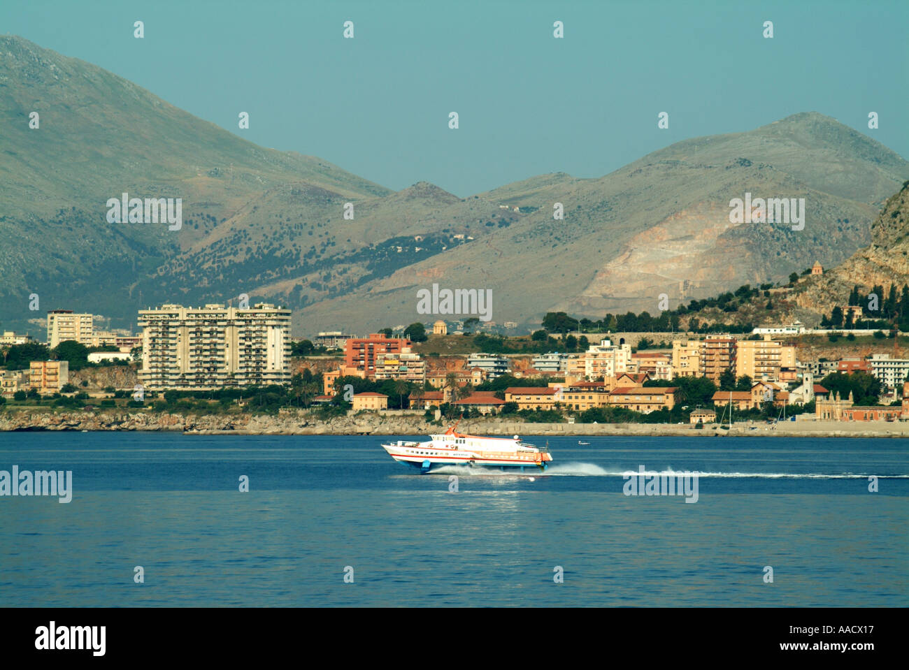 Littoral accidenté au large de la côte de la Sicile, près de Palerme ferry à grande vitesse Banque D'Images