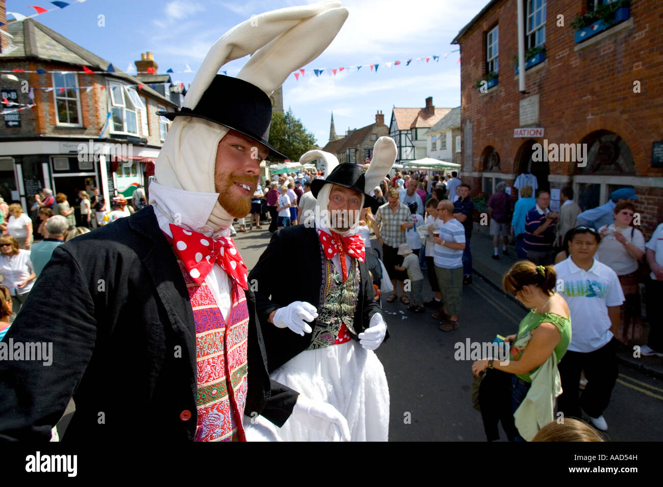 Échassiers habillés comme des lapins Yarmouth festival vieilles coques Ile de Wight Angleterre Royaume-uni Grande-Bretagne Banque D'Images