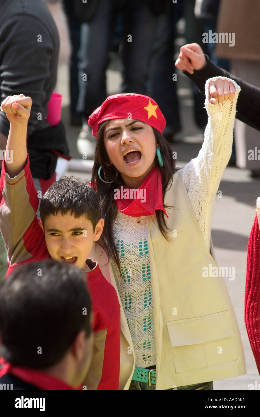 Jeune femme démonstratrice kurde au cours de la journée peut-démonstration. Trafalgar Square, Londres, Angleterre Banque D'Images