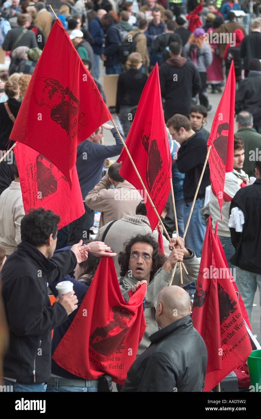 Titulaire de décrochage en agitant des drapeaux rouge Karl Marx en mai Jour Démonstration. Trafalgar Square, Londres, Angleterre Banque D'Images