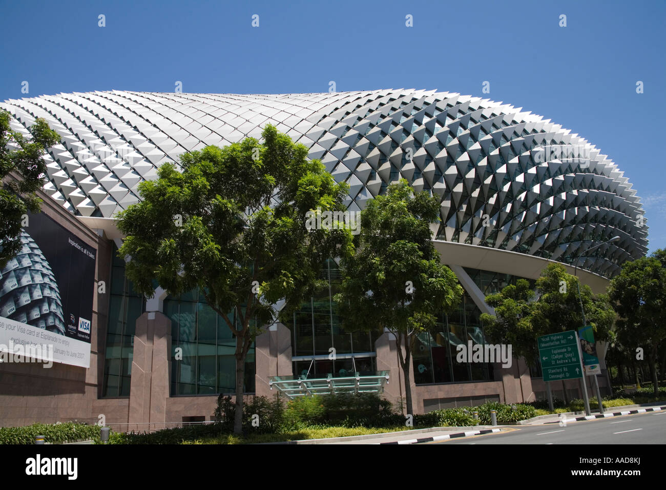 La ville de Singapour l'Asie peut à la recherche au Centre des arts de la scène magnifique bâtiment entouré d'arbres tropicaux Banque D'Images