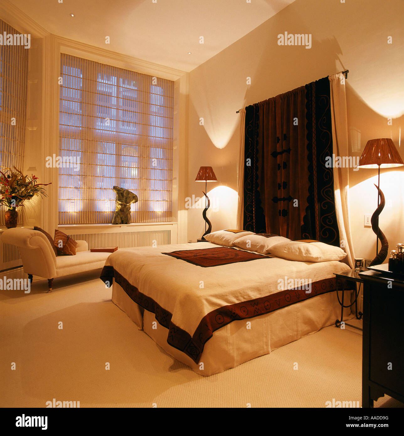 Tête de lit en tissu accroché au-dessus du divan dans la chambre avec des  lampes et chaise longue fenêtre ci-dessous Photo Stock - Alamy