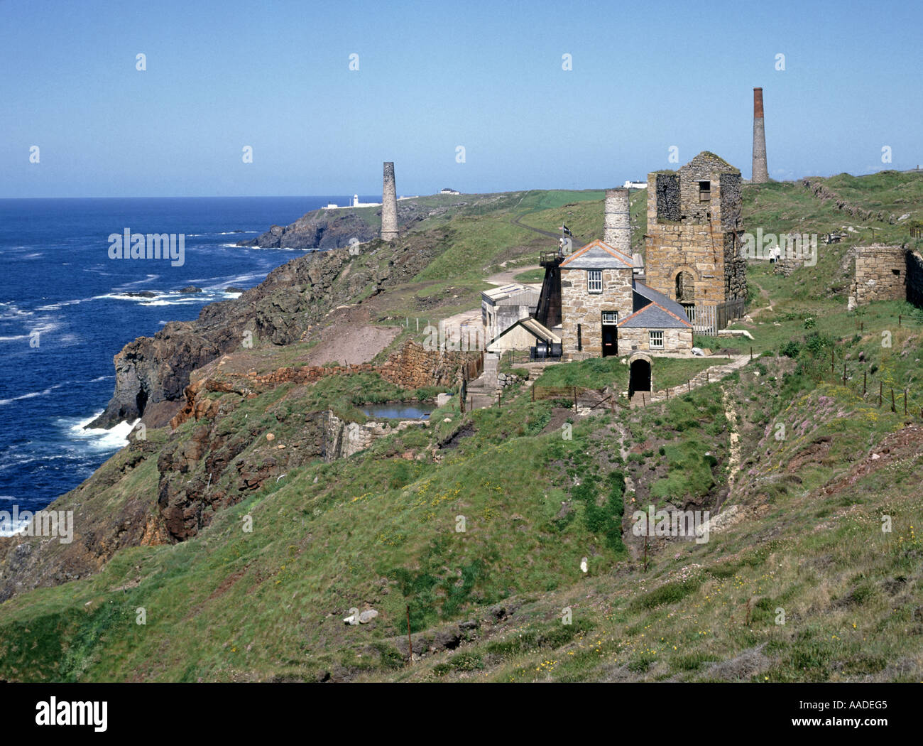 Ancienne mine industrielle Levant Cooper et faisceau de vapeur restaurés Moteur site classé au patrimoine mondial de l'UNESCO dans le paysage de la côte rocheuse près Pendeen Cornwall Royaume-Uni Banque D'Images