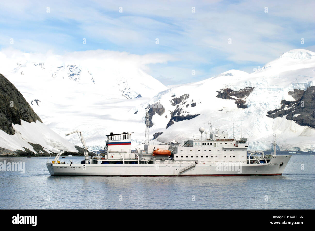 Brise-glace AKADEMIK SERGEY VAVILOV en croisière dans le détroit de Gerlache spectaculaire l'un des sites les plus photogéniques de l'Antarctique Banque D'Images