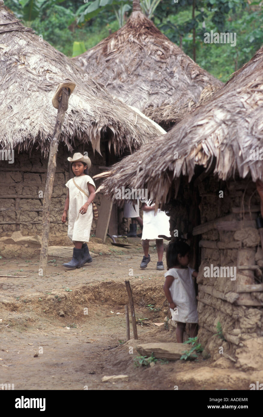 Les enfants indiens Tayrona dans leur village dans les montagnes de la Sierra Nevada dans le nord de l'Atelys Banque D'Images