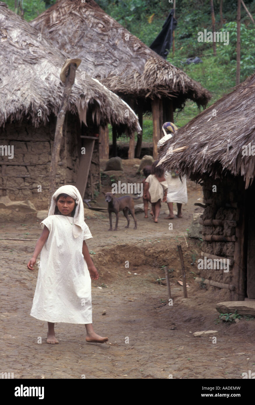 Les enfants indiens Tayrona dans leur village dans les montagnes de la Sierra Nevada dans le nord de la Colombie Banque D'Images