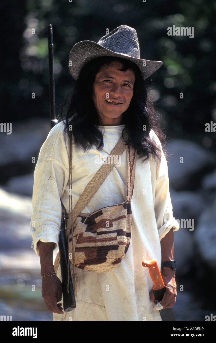 Les Indiens Tayrona man with hat et la carabine sur une expédition de chasse dans les montagnes de la Sierra Nevada Banque D'Images