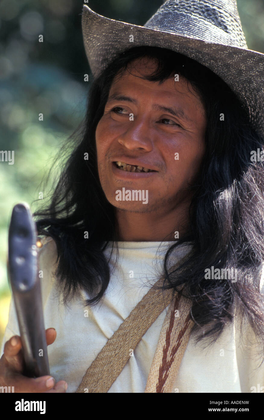 Les Indiens Tayrona man with hat et la carabine sur une expédition de chasse dans les montagnes de la Sierra Nevada Banque D'Images