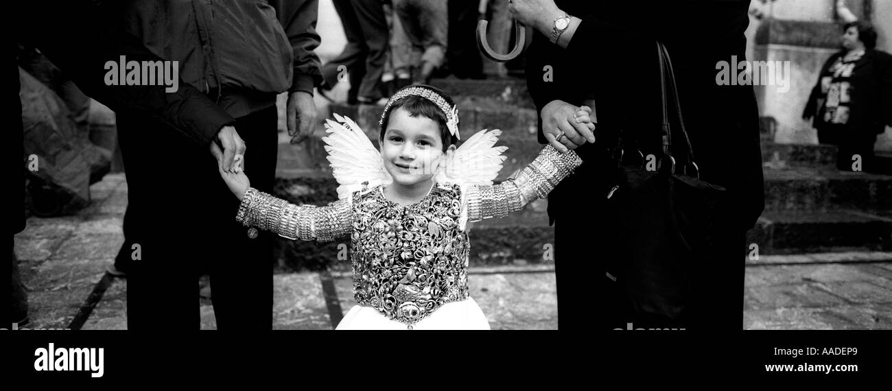 Petite fille habillé en ange au cours de la célébration du Vendredi Saint San Pier Niceto Messine Sicile Italie Banque D'Images