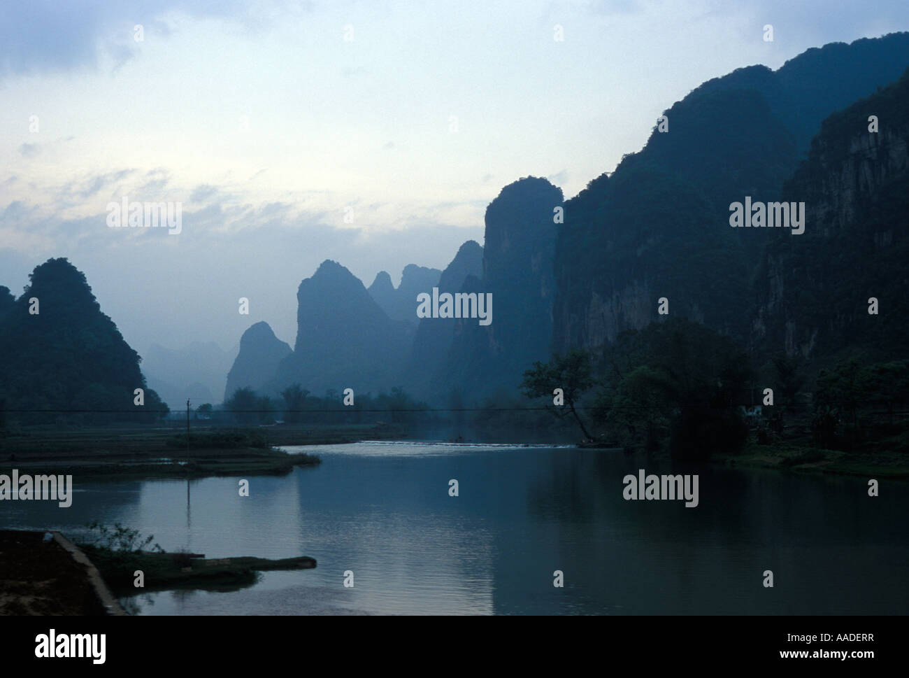 Rivière Li de Fuli dans la province de Guangxi avec montagnes karstiques 2001 Banque D'Images