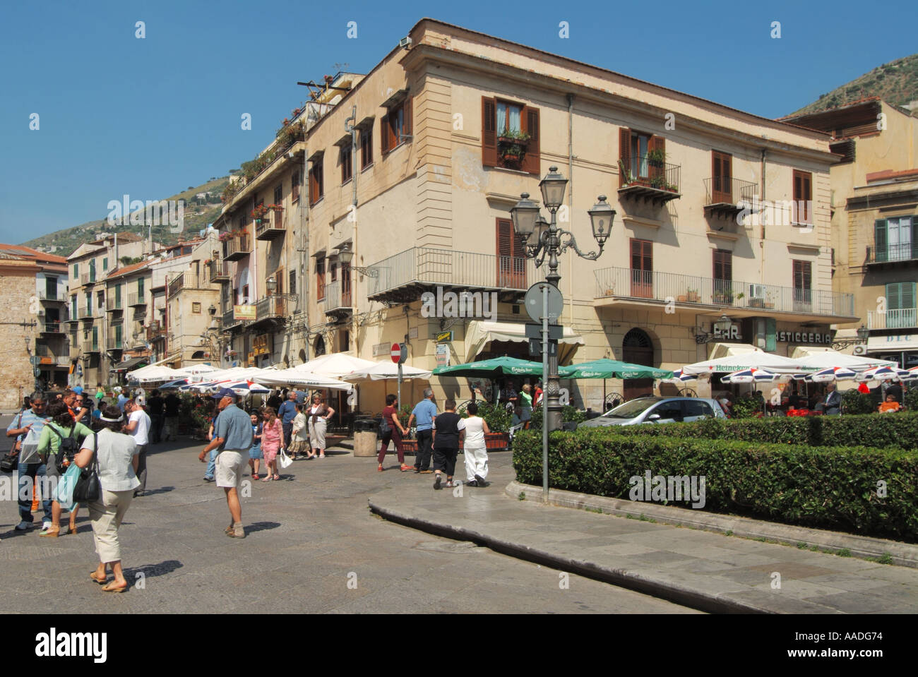 Monreale Sicile Scène de rue animée avec bar de la chaussée Banque D'Images