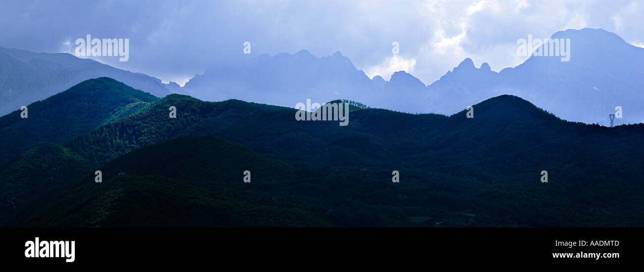 Chaîne de montagnes spectaculaires dans les Alpes Apuanes, au nord de la Toscane, Italie Banque D'Images