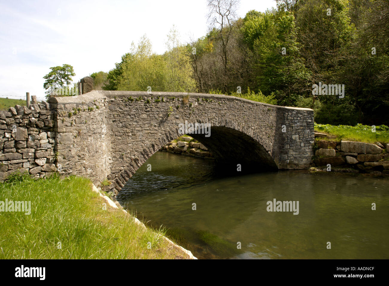 Pont sur la rivière Wye près d'Ashford dans l'eau Derbyshire Royaume-Uni Banque D'Images