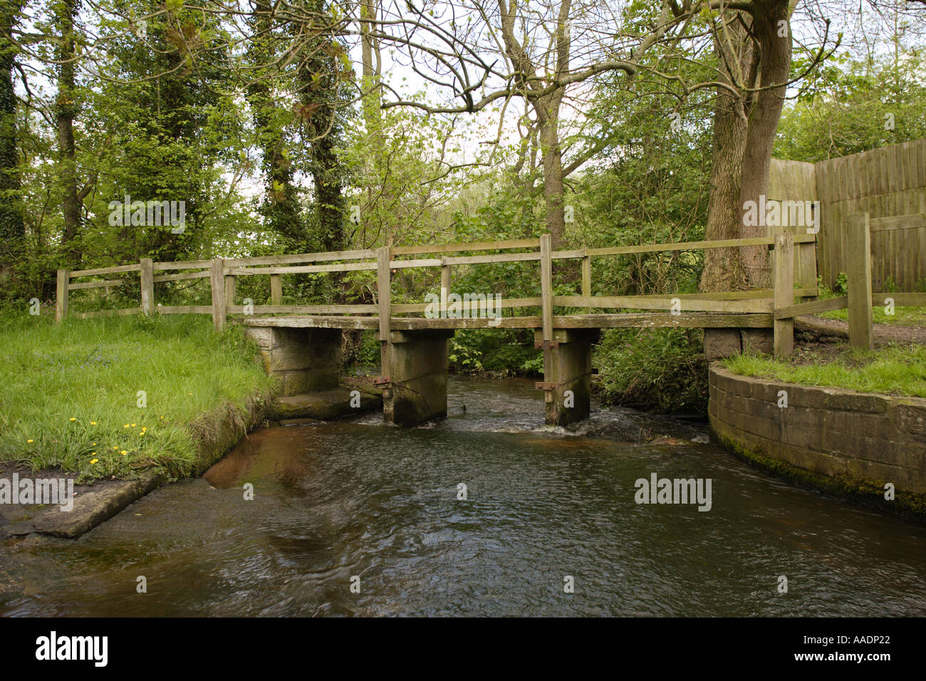 À pied pont sur ruisseau dans Swettenham UK Banque D'Images
