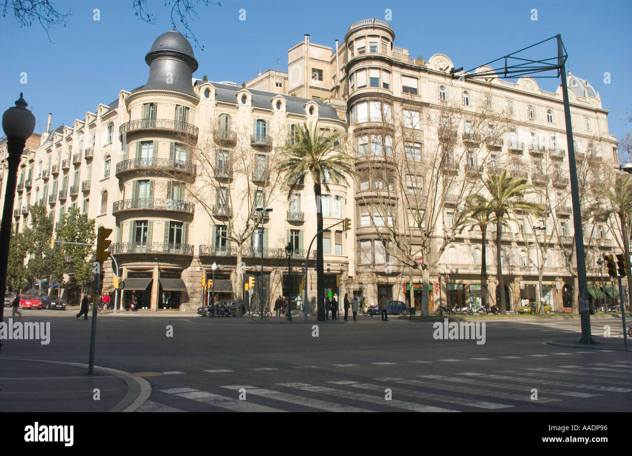 En s'appuyant sur l'Avenida Diagonal dans l'Eixample à Barcelone, Espagne Banque D'Images