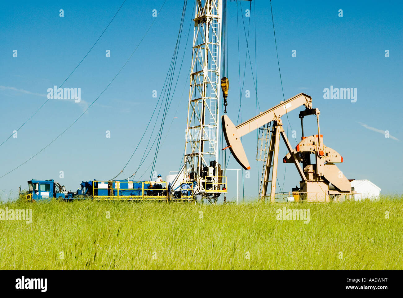 Un travail au cours de l'age de l'entretien d'une pompe dans le Texas Panhandle Printemps 2007 Banque D'Images