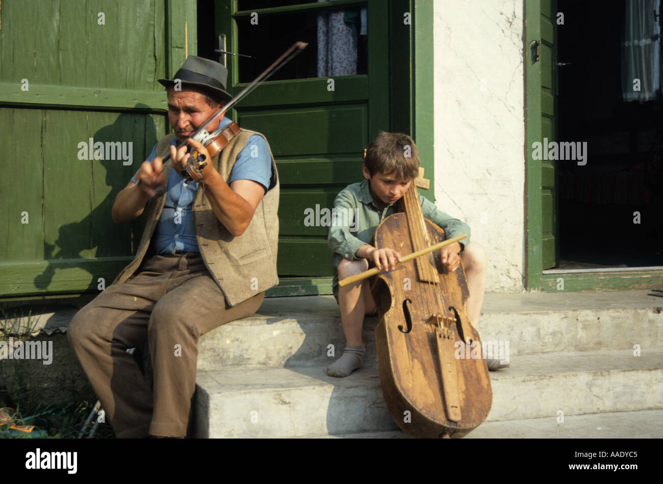 Les Csangos Hongrois joueur de violon et beau-fils jouant gardon dans Ghimes Transylvanie Roumanie Banque D'Images