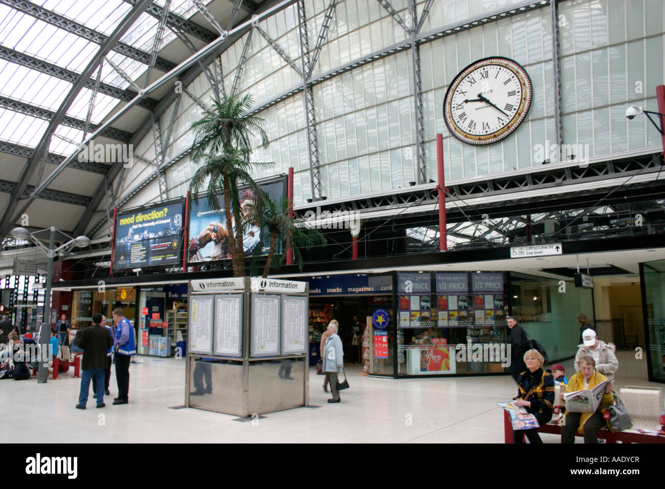 La gare de Liverpool Lime Street england uk intérieur go Banque D'Images