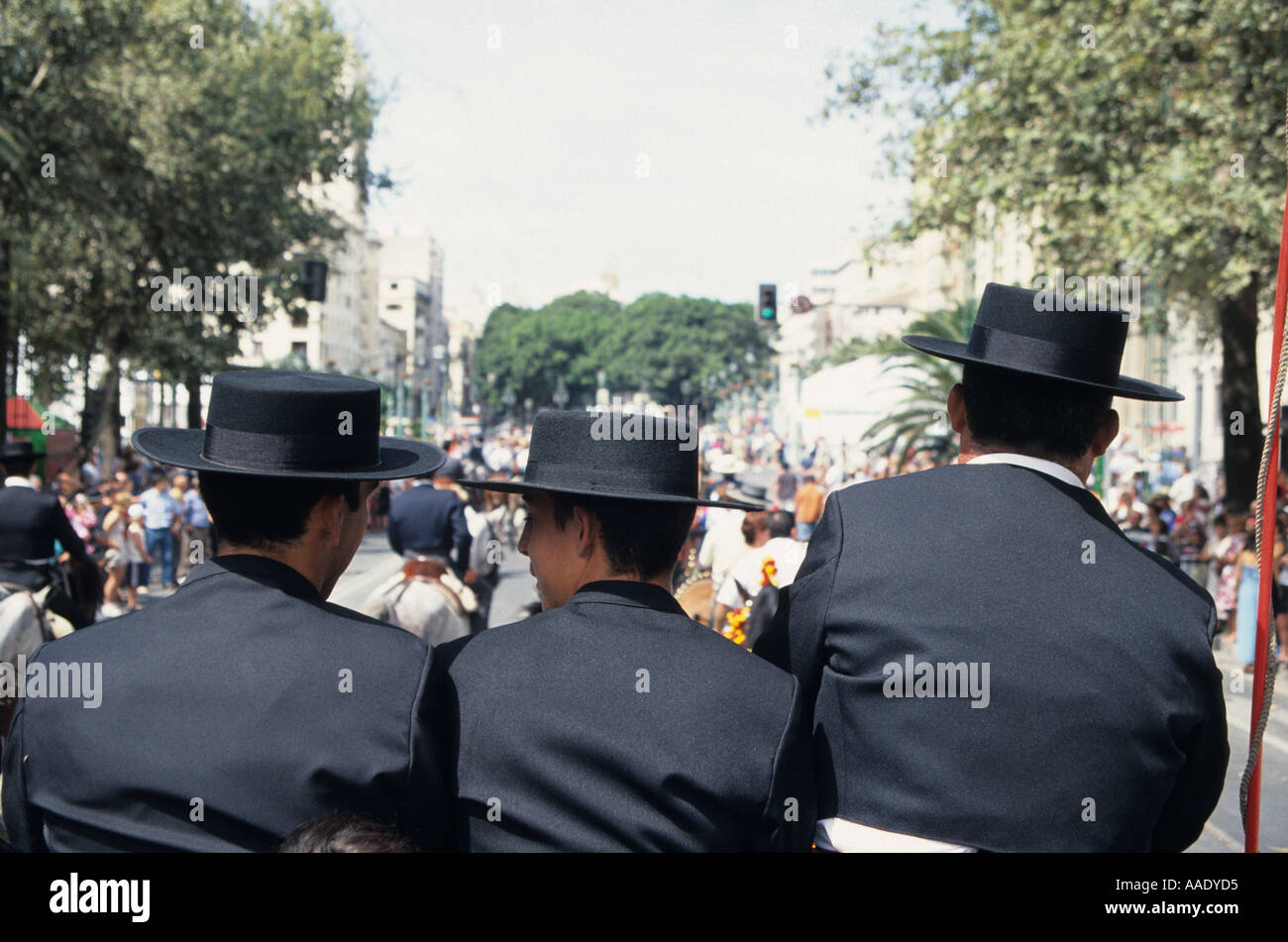 Dos de trois conducteurs d'autocars sur leurs quatre l'entraîneur à la feria de Malaga Andalousie Espagne Banque D'Images