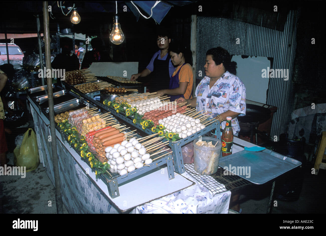 Thai Food Store Chatuchuk Weekend Market Bangkok Thaïlande servant de nourriture pour les visiteurs du marché sous le couvert du marché Banque D'Images