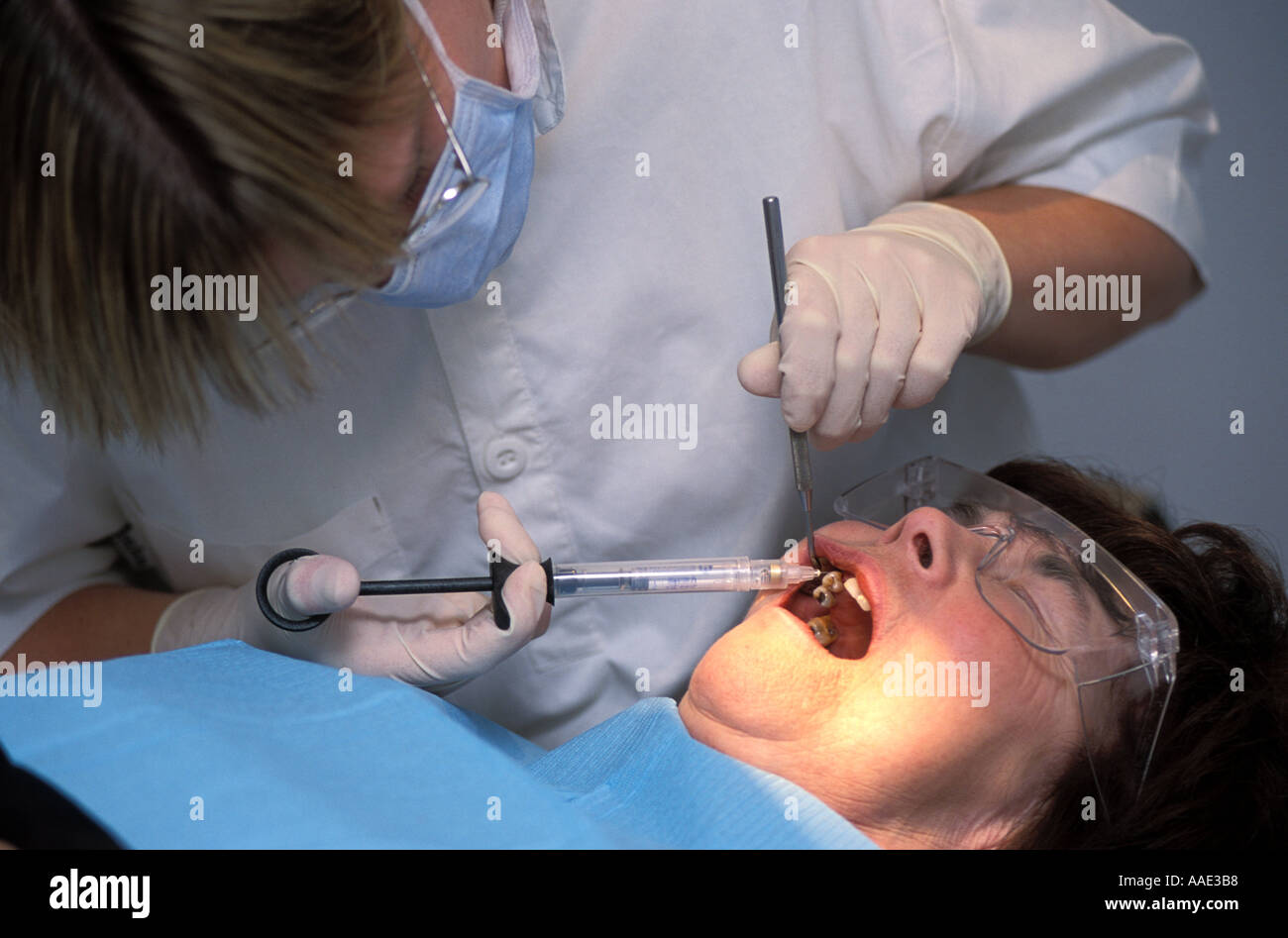 Chirurgien-dentiste au travail, Hounslow, à l'ouest de Londres, Royaume-Uni. Banque D'Images