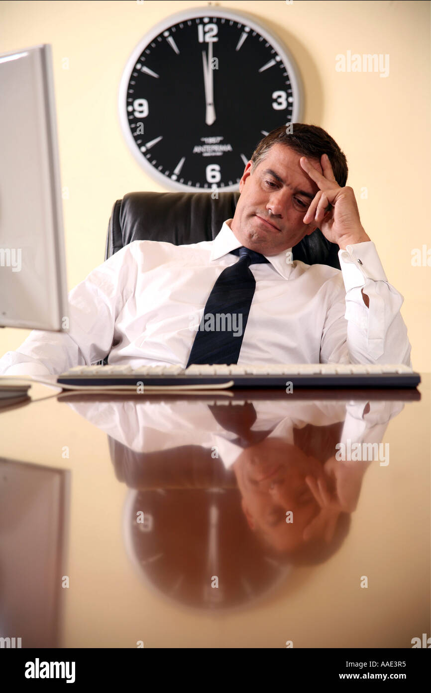 Portrait à son bureau, perdu dans ses pensées Banque D'Images