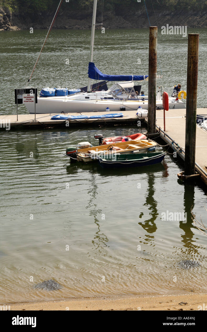 Bateaux amarrés au ponton, Fal, l'estuaire de Fowey, Cornwall, UK. Banque D'Images