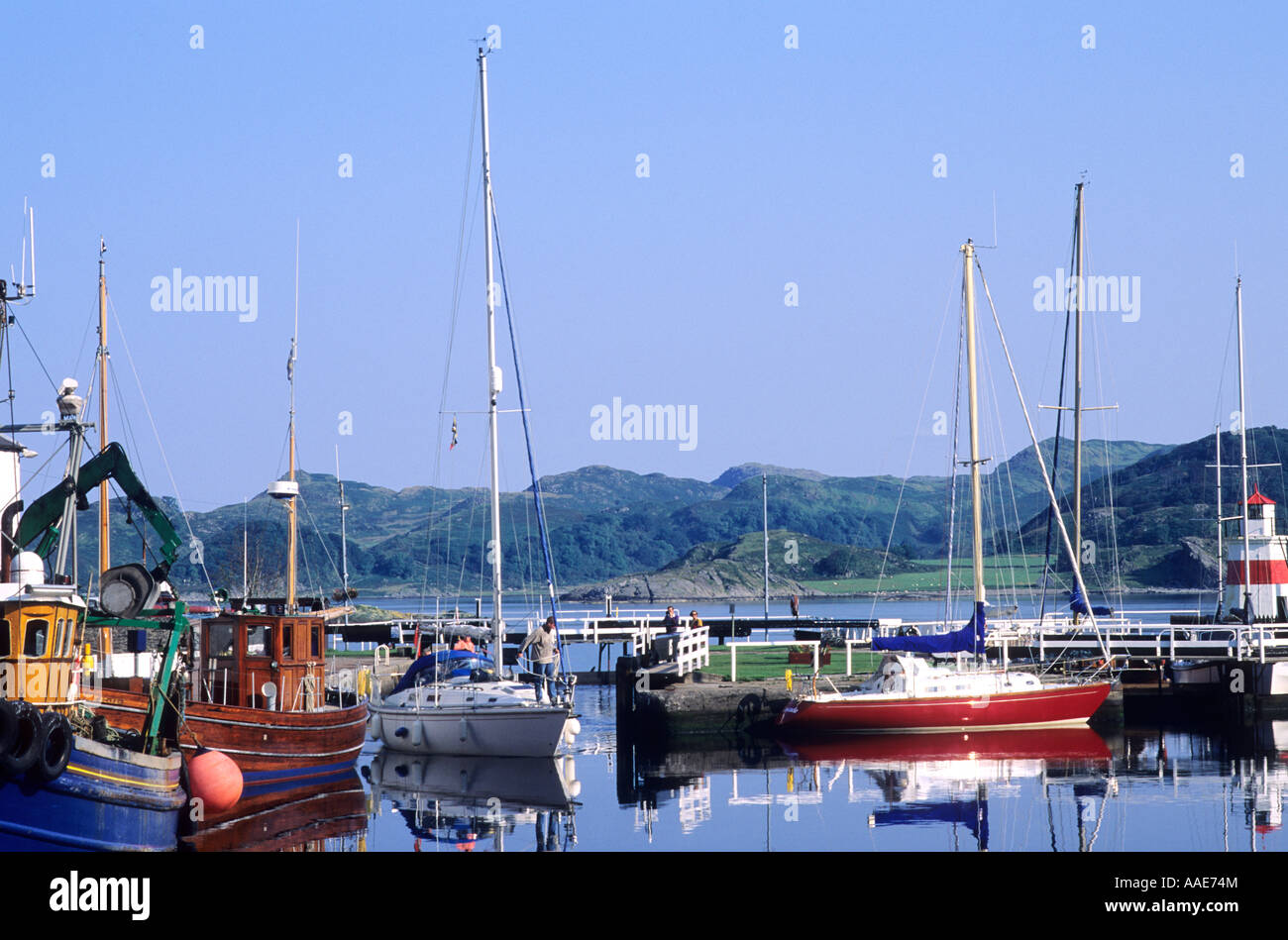 Crinan, première écluse sur Canal, port de plaisance, les bateaux, l'Argyllshire, à l'ouest, dans l'ouest de l'Écosse, Royaume-Uni, Voyage tourisme, transport, vacances à flot, Banque D'Images