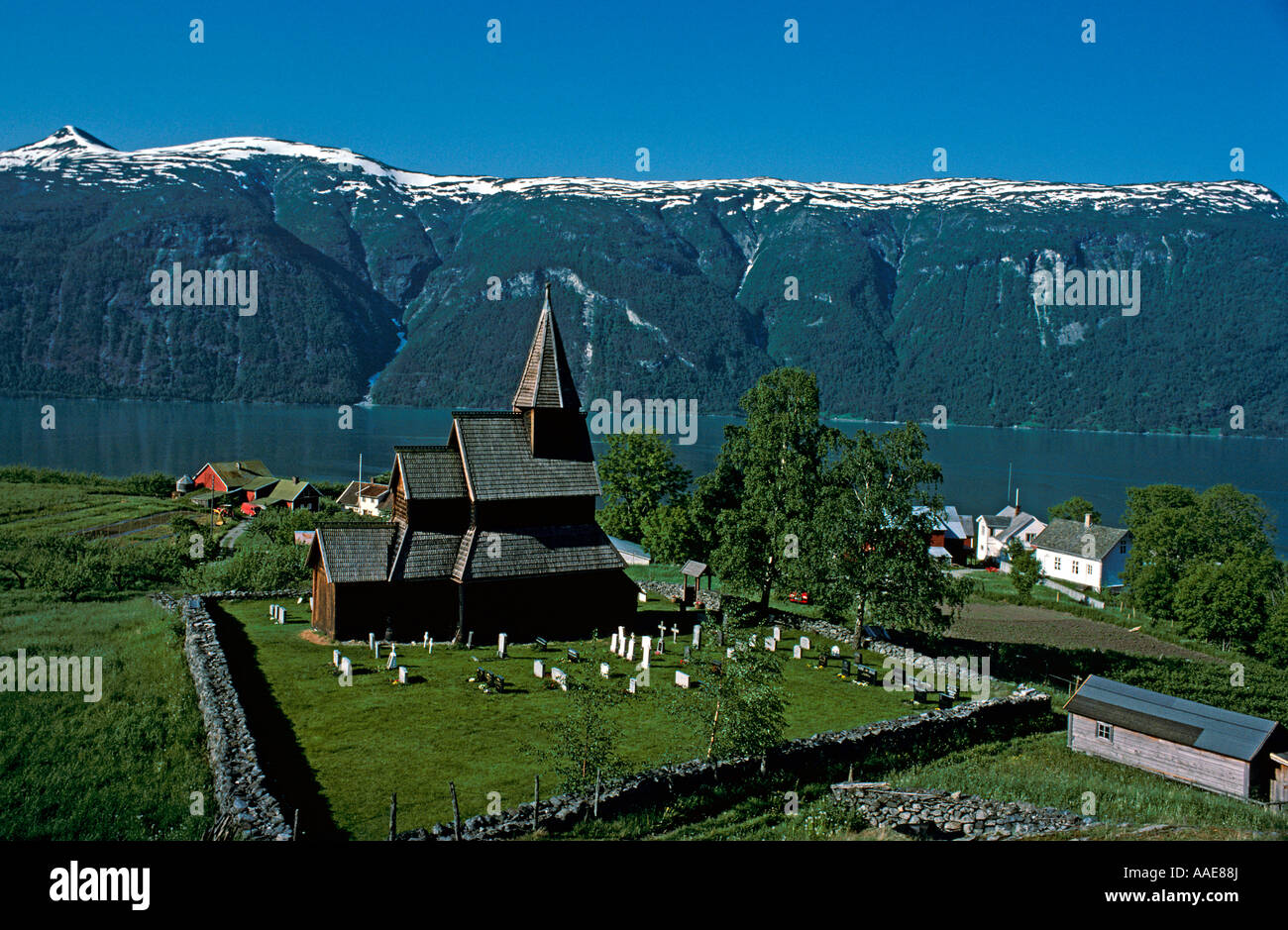 La Norvège Urnes église construite autour de 1130 et considéré comme la plus ancienne église de Norvège Situé à Lustre Fjord. Banque D'Images